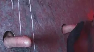 Aliz deepthroats tre store kuker i gloryhole