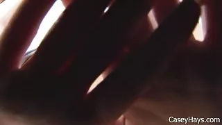 Nakne tenåringer erting på kjøkkenet