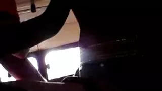 Famlet fitte med albuen i buss