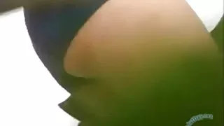 Candid video av en babe iført stramme blå shorts