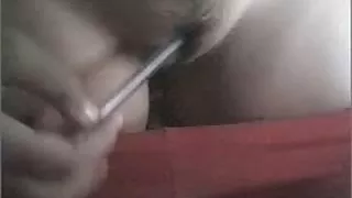 Amatør brunette som viser hennes fitte på cam