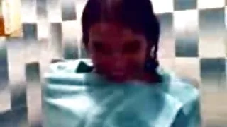 Flaquita banandose