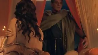 Xena - skuespiller jaime murray toppløs trekant i spartacus