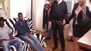 Sylvie, modne gangbanged av svarte dicks