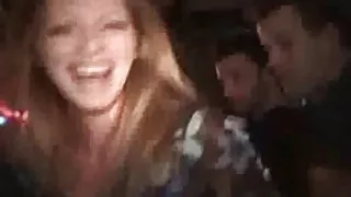 Søte party chicks blir knullet i barbert fitte dyp
