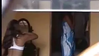 Kikket på 2 brasilianske jenter får kledd - voyeur