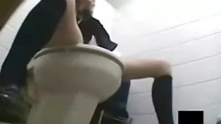 Japansk high school-jente onanerer som ild i tørt gress i toalettet