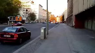 Pen jente hore i berlin på gaten