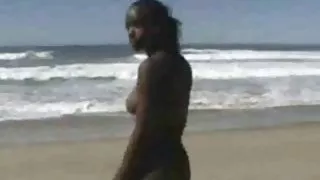 Sort jente på stranden blinkende bryster og fitte i bil