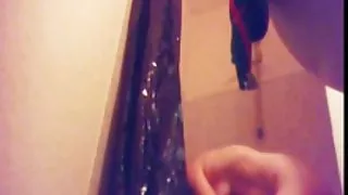 23 yo brunette med små pupper fanget av spy cam i dusj