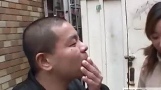 Japanske kvinner erte mann i det offentlige via handjob tekstet
