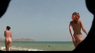 Se en naken jente på stranden for å sole hennes varme kropp