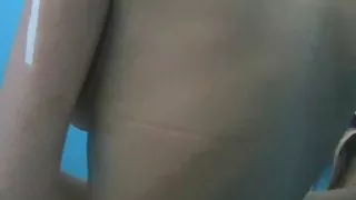 Chica preciosa no los vestidores de la playa