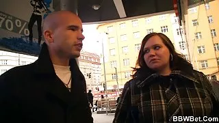Han plukker opp store kvinne og smell henne hardt