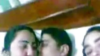 Arabiske mannen kyss to arabiske (egyptisk) jente i senga