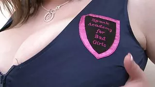 Busty tenåringen ludder med store knockers tar av seg uniformen