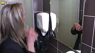 Modne pervers husmor knullet på et toalett