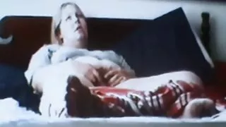 Spycam fanget blonde rubing clit til orgasme