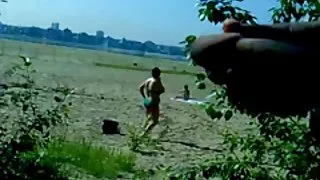 Rykking på stranden med cumshots. russisk