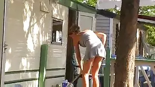 Voyeur en sexy blonde milf nabo på camping