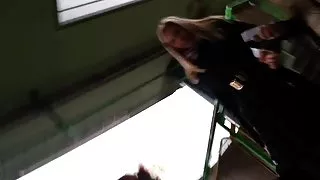 Blonde jenta i tog med svart strømpebukse