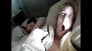 Hun har til å onanere stille på grunn av hennes room mate