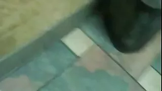 Mexicana no bano publico.