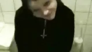 Emo gotch dama gir handjob i toalett