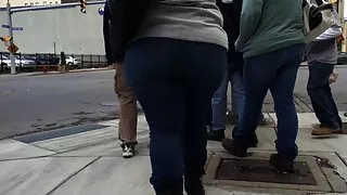 Big booty pocketless jeans ass