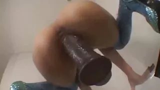 Asiatiske begynner å skjelve som hun cums på stor dildo