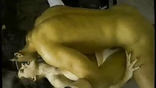 Jenta har aggressiv orgasme under sex