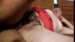 Hårete babe blir vanskelig knullet i fitta og slikket dyp